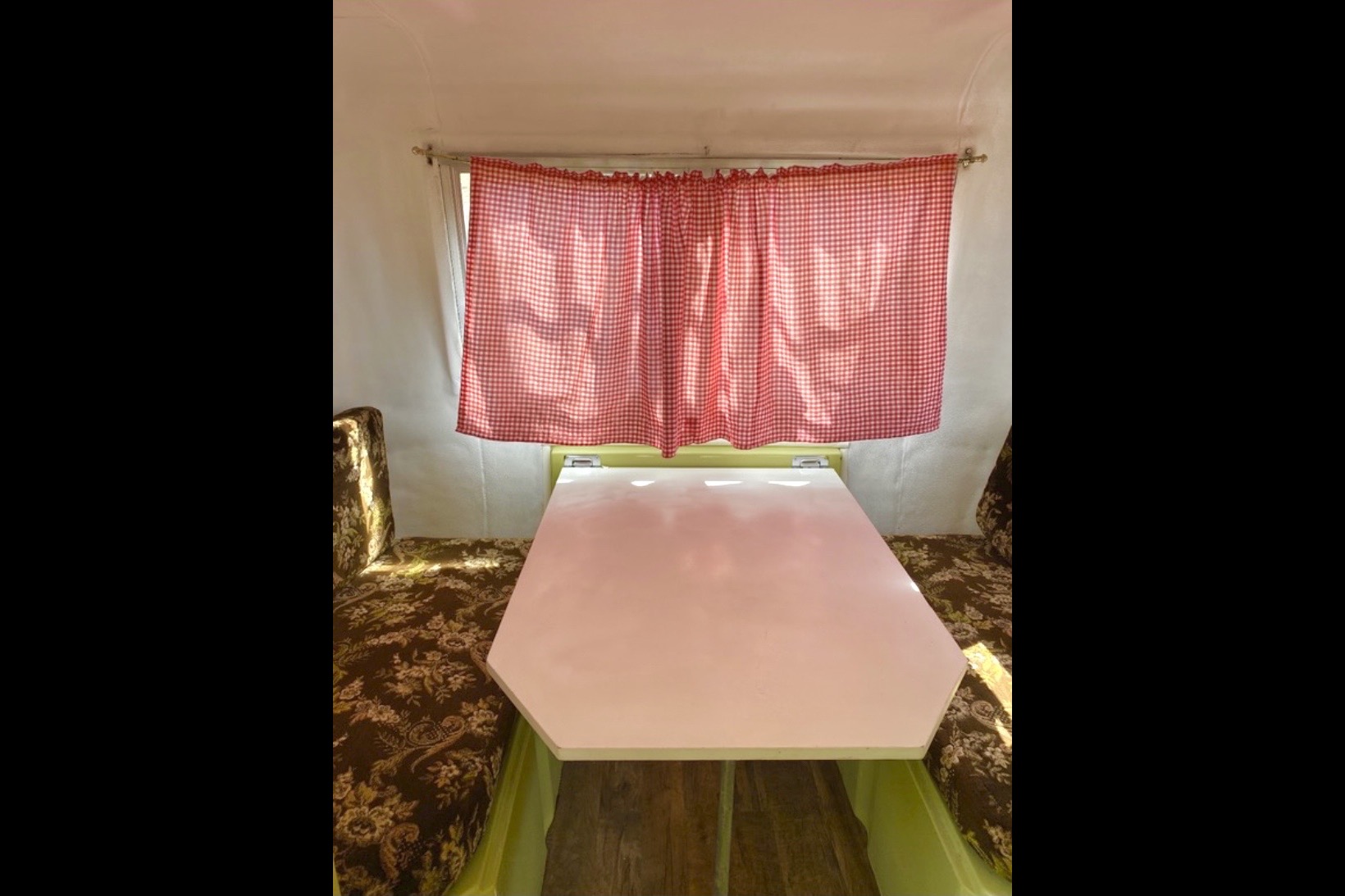 🌲 Vintage Green Trailer for Rent – Cozy, Cute & Camping-Ready! 🌲