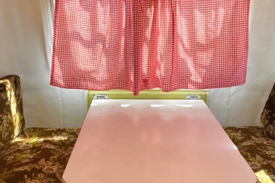 🌲 Vintage Green Trailer for Rent – Cozy, Cute & Camping-Ready! 🌲