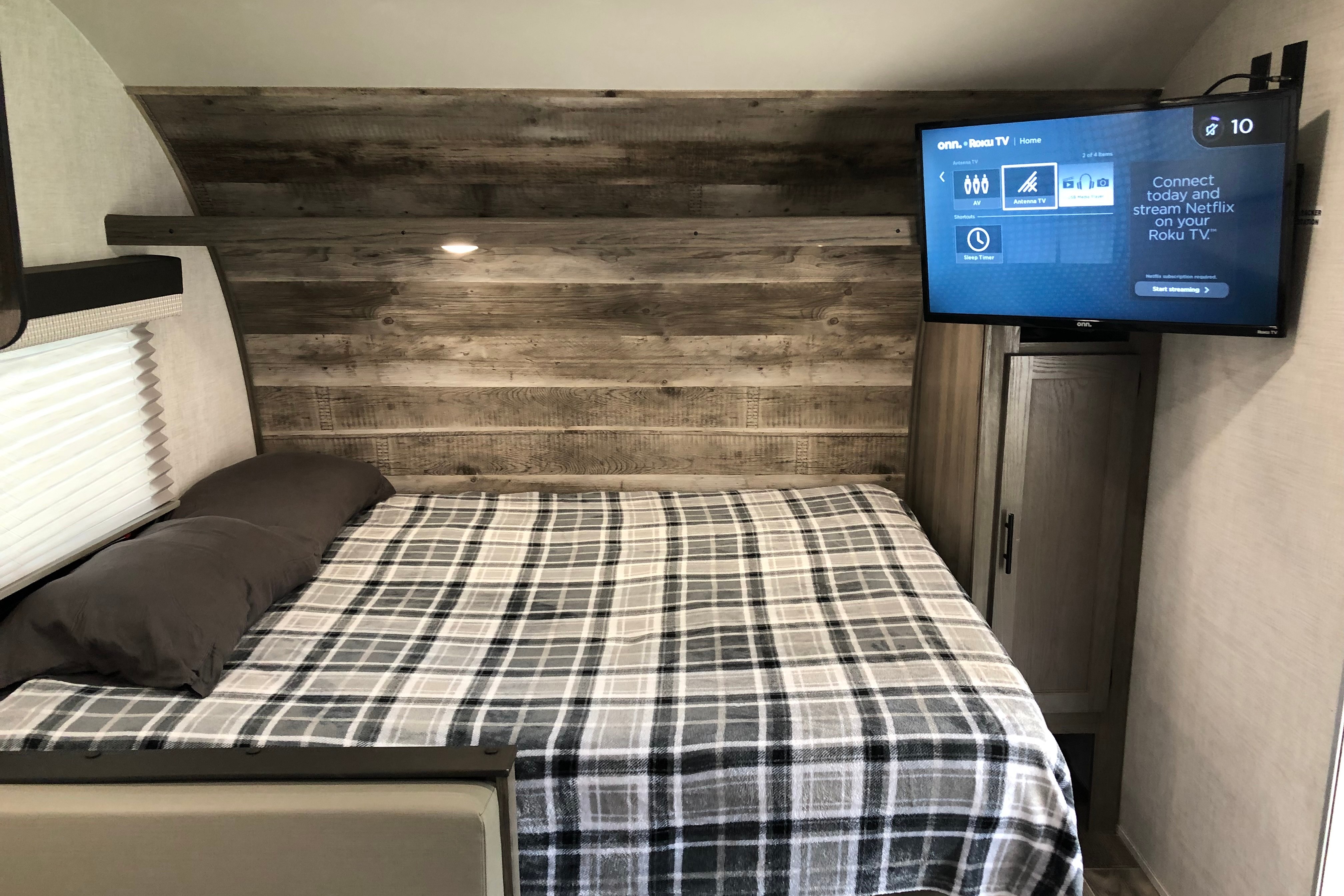 Cozy Gulf Stream Ameri-Lite Super Lite 199DD Travel Trailer