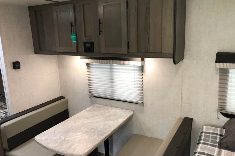 Cozy Gulf Stream Ameri-Lite Super Lite 199DD Travel Trailer