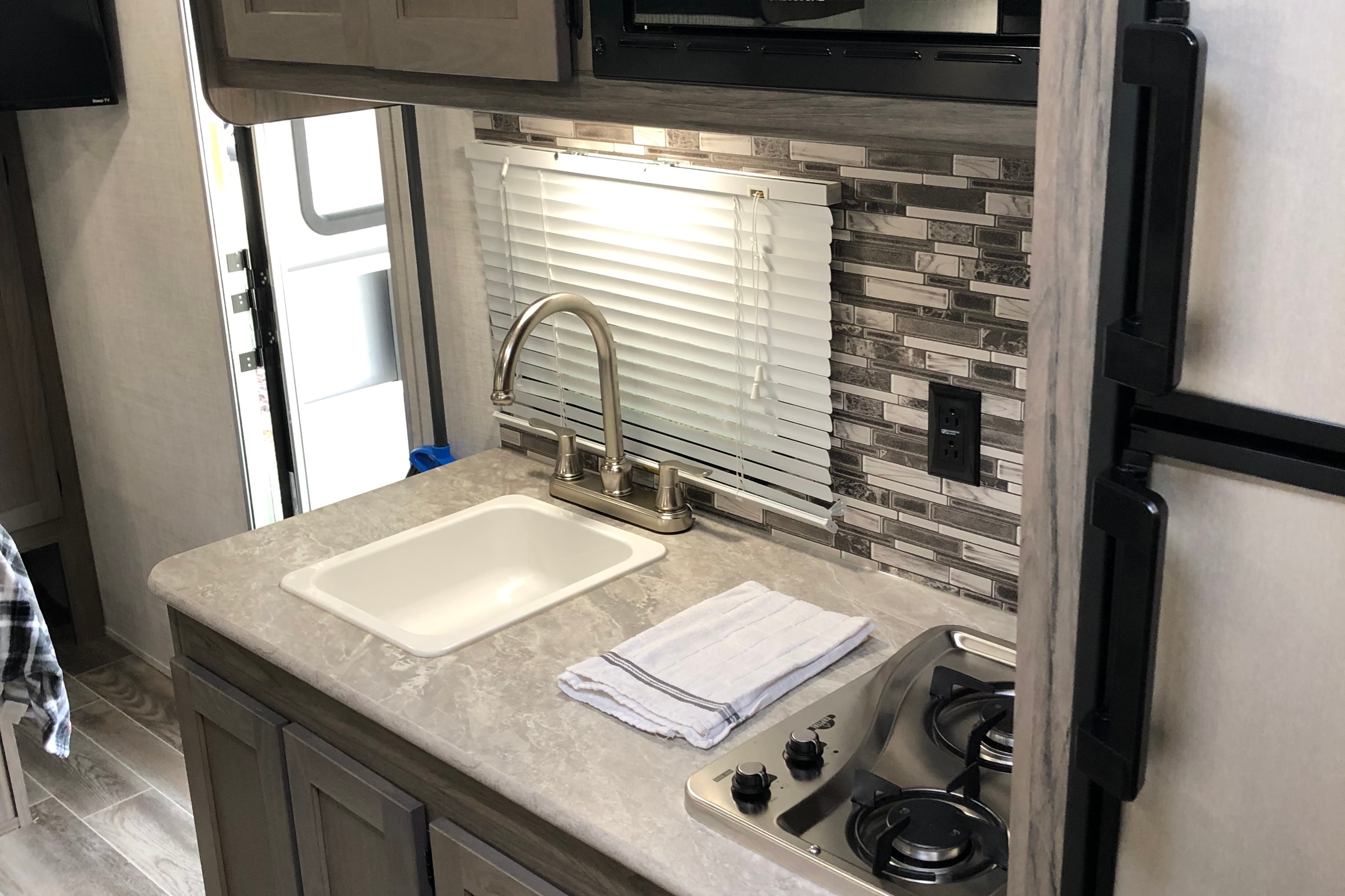 Cozy Gulf Stream Ameri-Lite Super Lite 199DD Travel Trailer