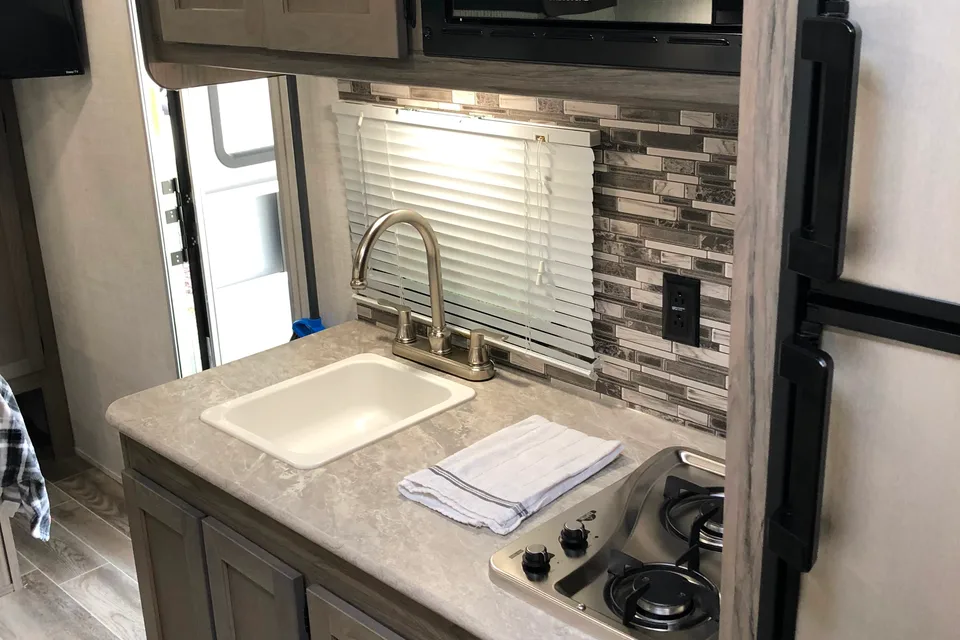 Cozy Gulf Stream Ameri-Lite Super Lite 199DD Travel Trailer