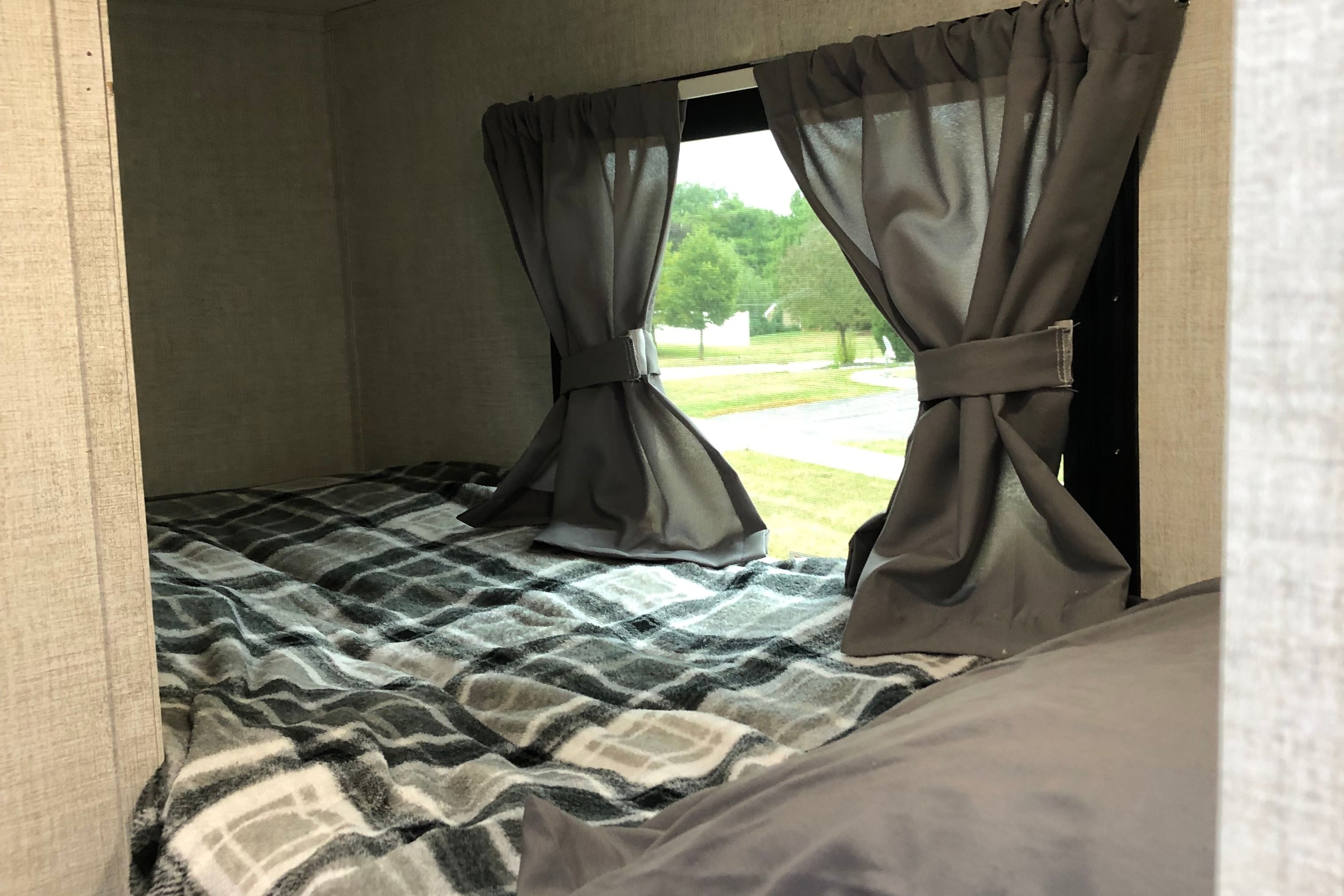 Cozy Gulf Stream Ameri-Lite Super Lite 199DD Travel Trailer