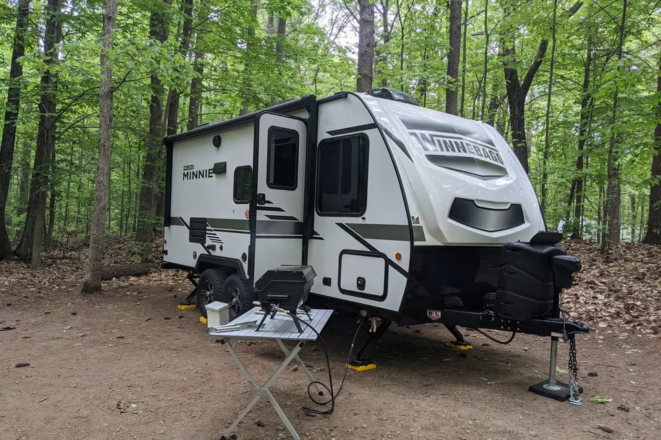 Jane la Winnebago Minnie Winnie 2100BH Travel Trailer 2021 Roulotte