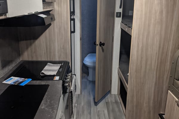 Jane la Winnebago Minnie Winnie 2100BH Travel Trailer 2021 Roulotte