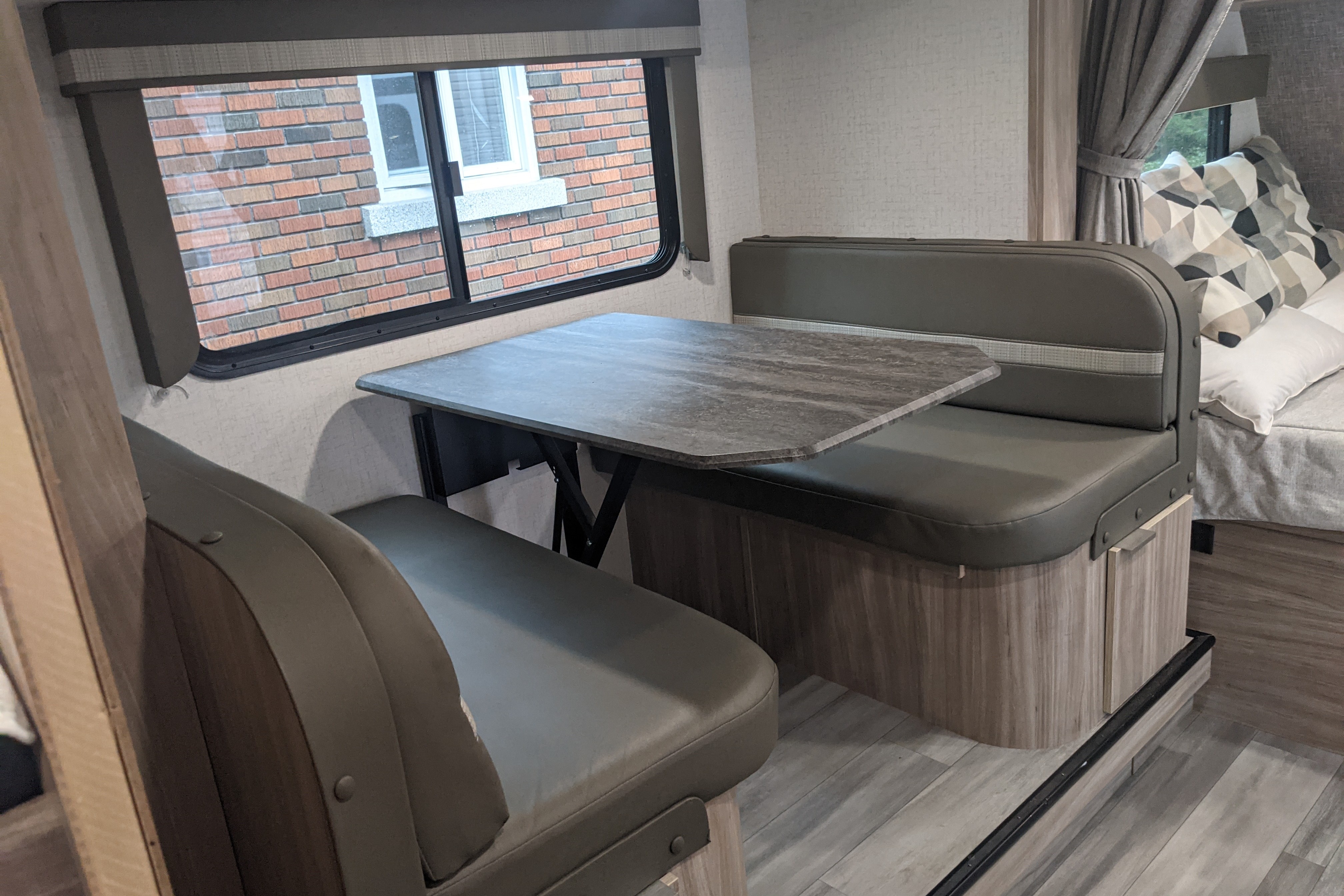 Jane la Winnebago Minnie Winnie 2100BH Travel Trailer 2021 Roulotte