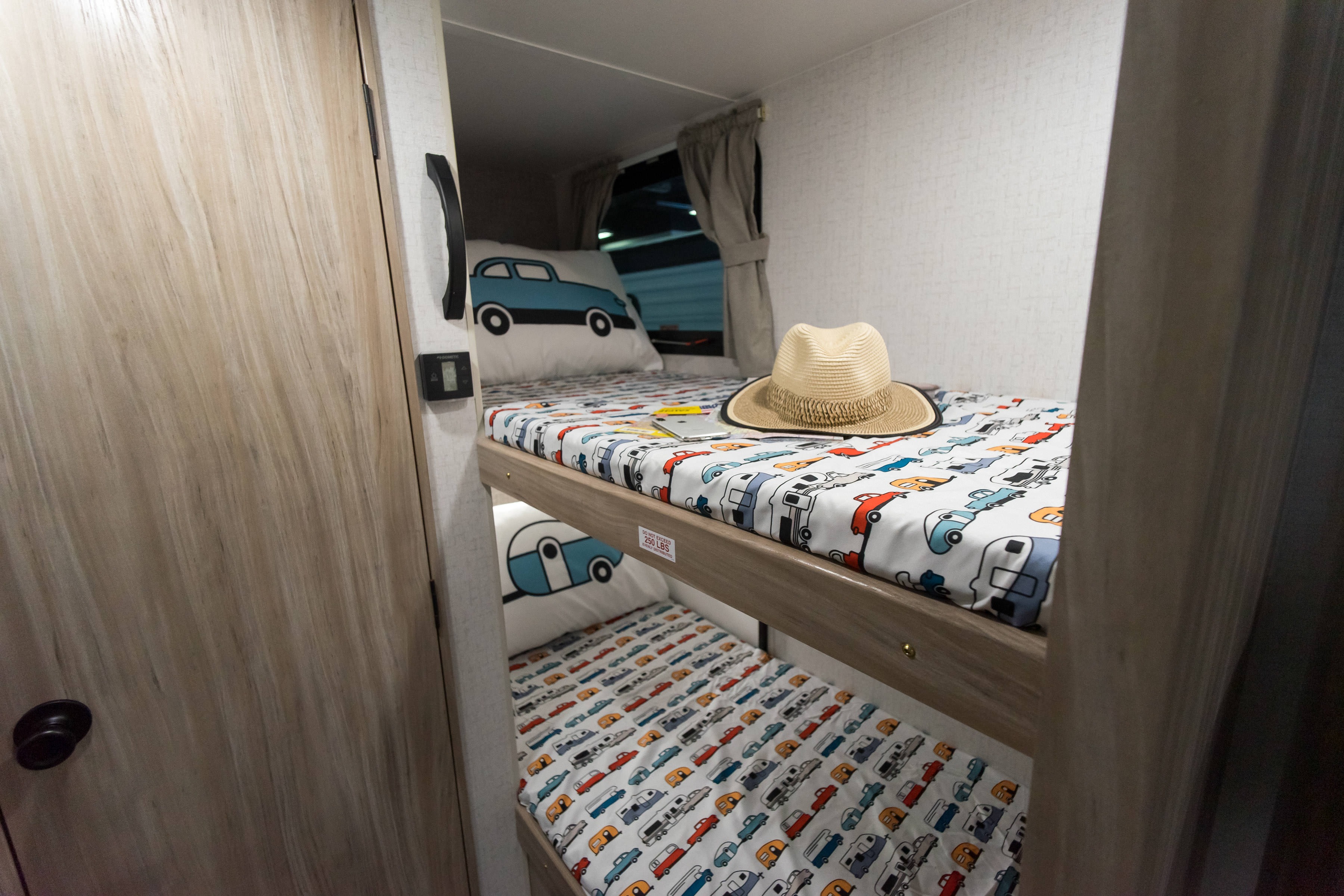 Jane la Winnebago Minnie Winnie 2100BH Travel Trailer 2021 Roulotte