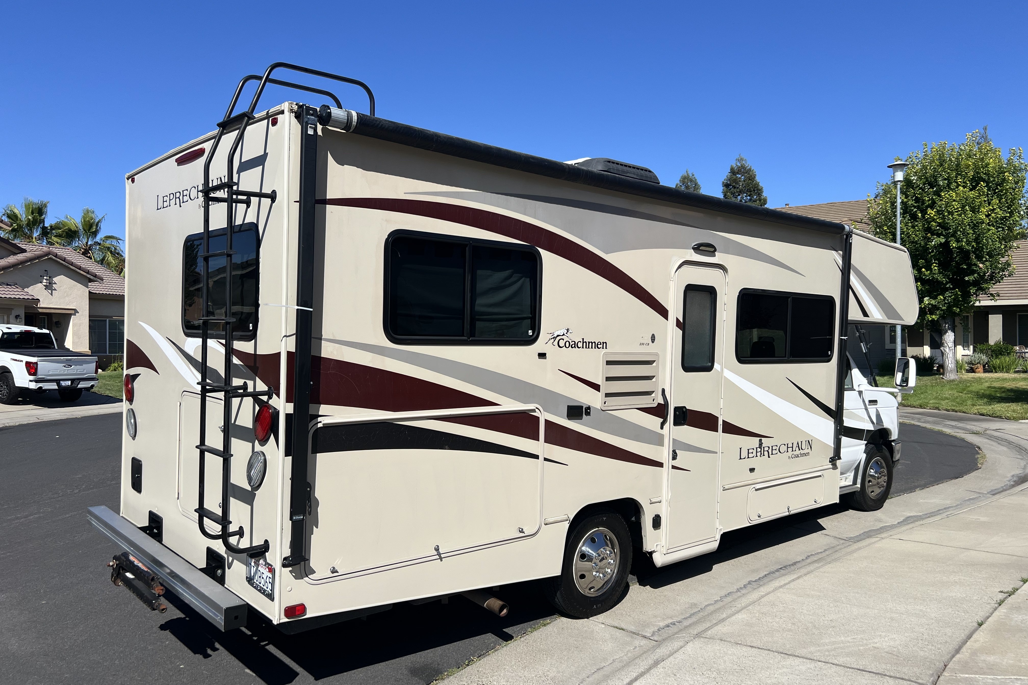 2017 Coachmen Leprechaun — 26ft Class C RV Rental (Sleeps 7)
