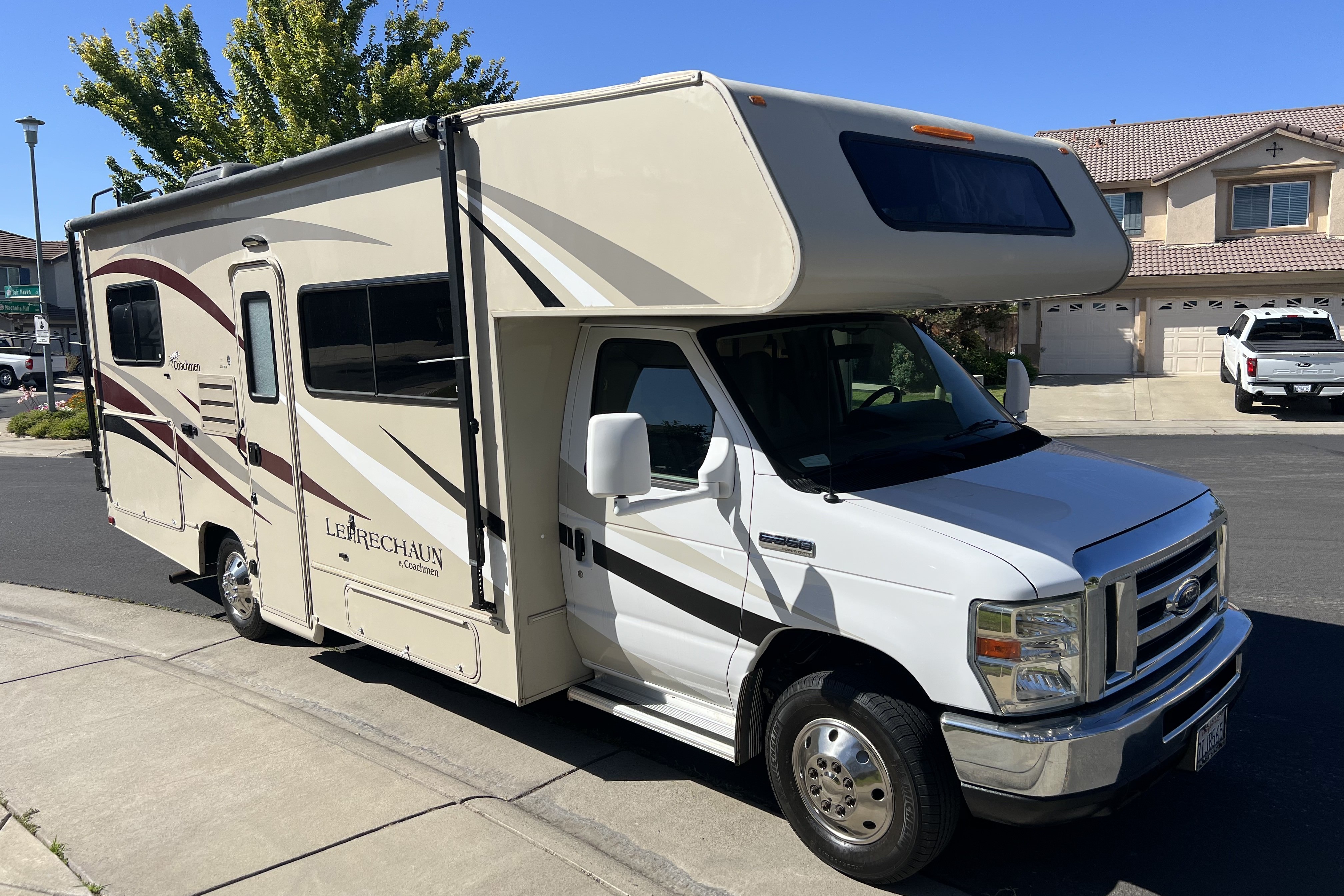 2017 Coachmen Leprechaun — 26ft Class C RV Rental (Sleeps 7)