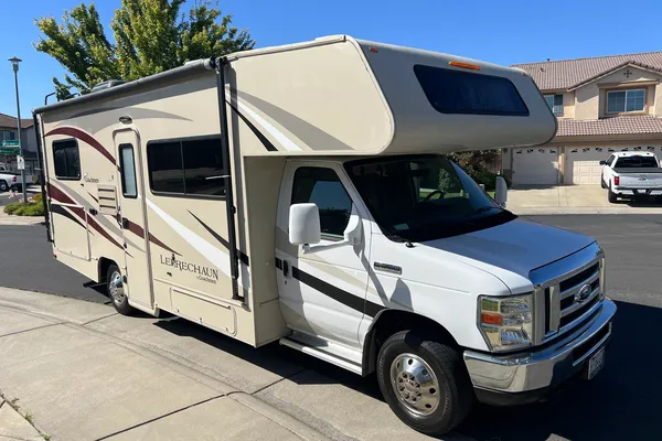 2017 Coachmen Leprechaun — 26ft Class C RV Rental (Sleeps 7)