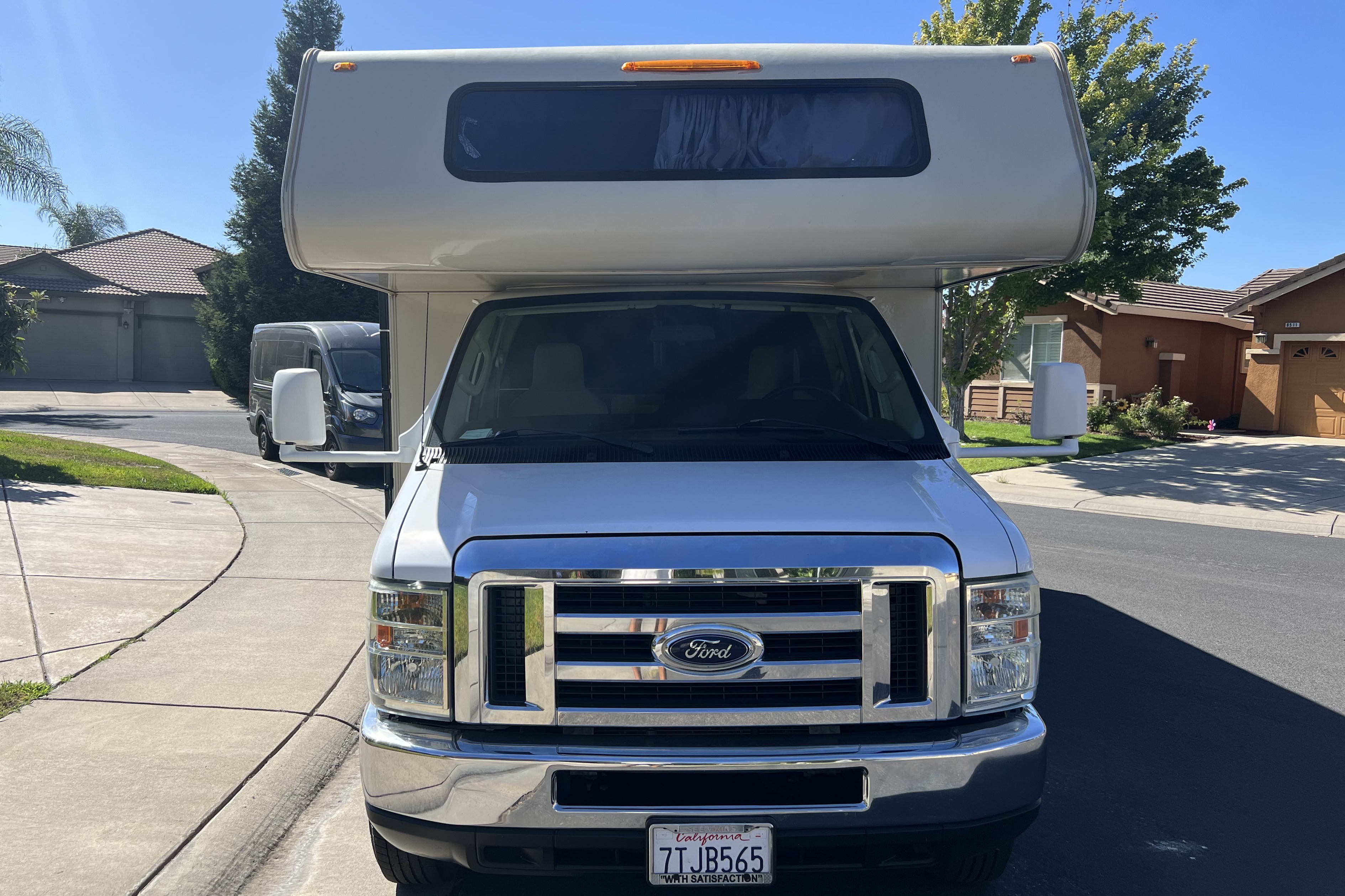 2017 Coachmen Leprechaun — 26ft Class C RV Rental (Sleeps 7)