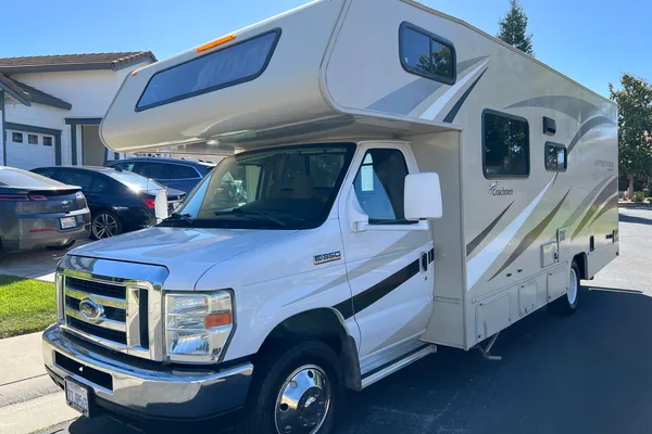 2017 Coachmen Leprechaun — 26ft Class C RV Rental (Sleeps 7)