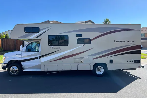 2017 Coachmen Leprechaun — 26ft Class C RV Rental (Sleeps 7)