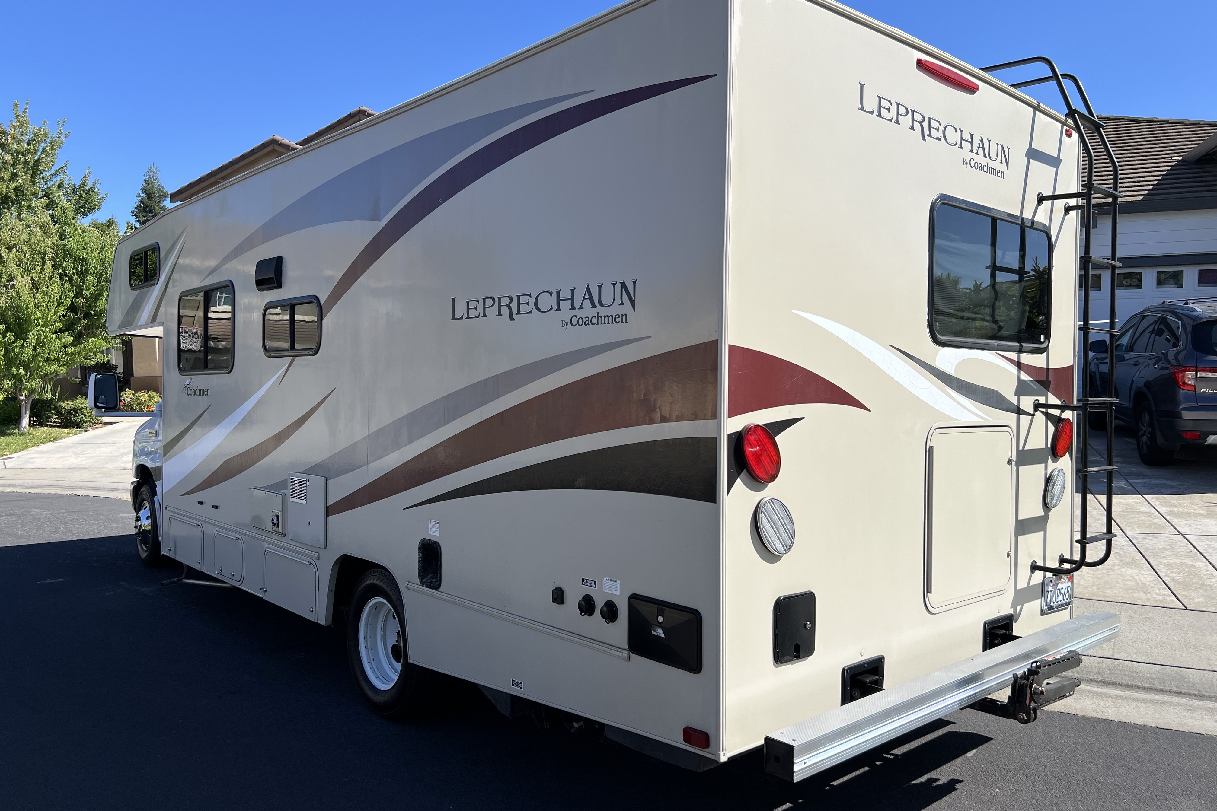 2017 Coachmen Leprechaun — 26ft Class C RV Rental (Sleeps 7)