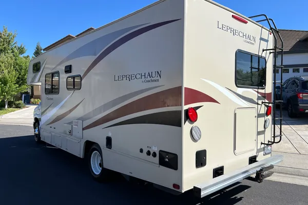 2017 Coachmen Leprechaun — 26ft Class C RV Rental (Sleeps 7)