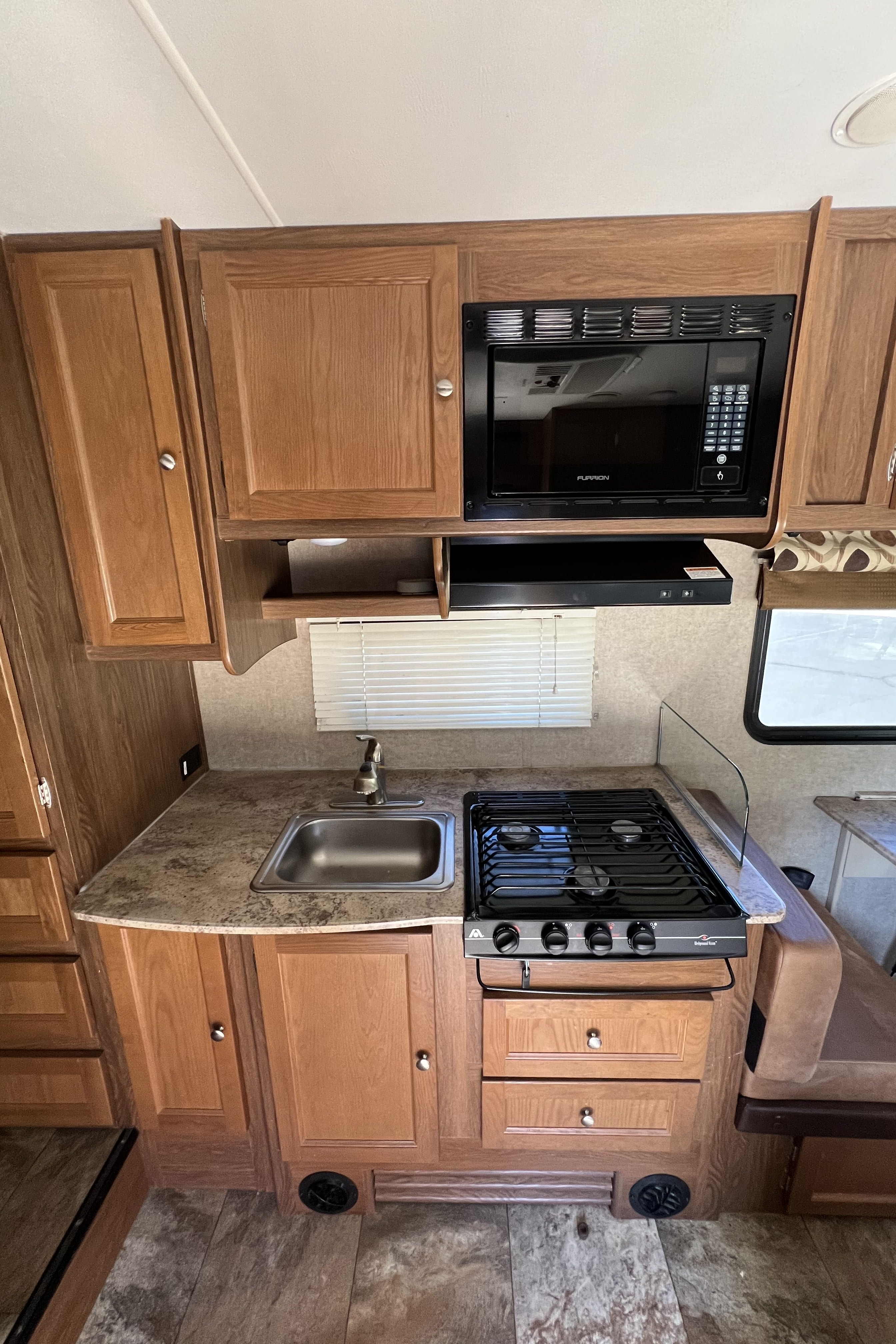 2017 Coachmen Leprechaun — 26ft Class C RV Rental (Sleeps 7)