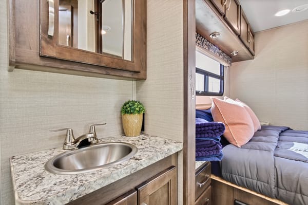 Lux Jayco Redhawk Class C- In Mint Condition