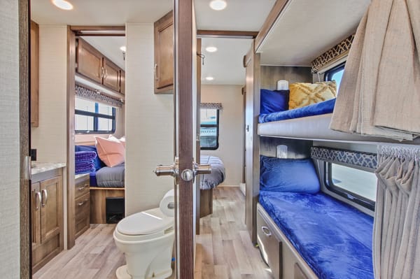 Lux Jayco Redhawk Class C- In Mint Condition