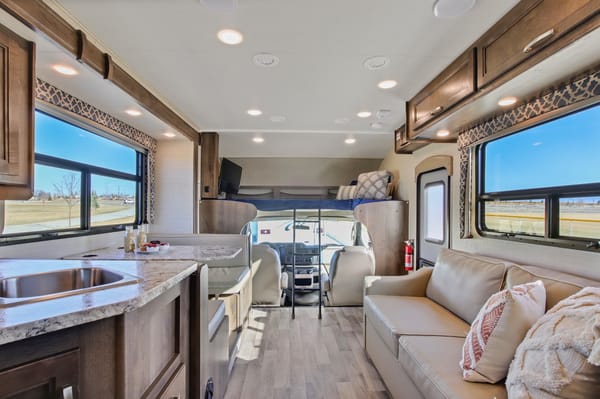 Lux Jayco Redhawk Class C- In Mint Condition