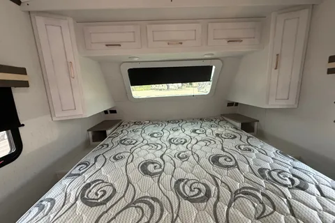 Barefoot Nation Rentals Astoria 2903BH Travel Trailer