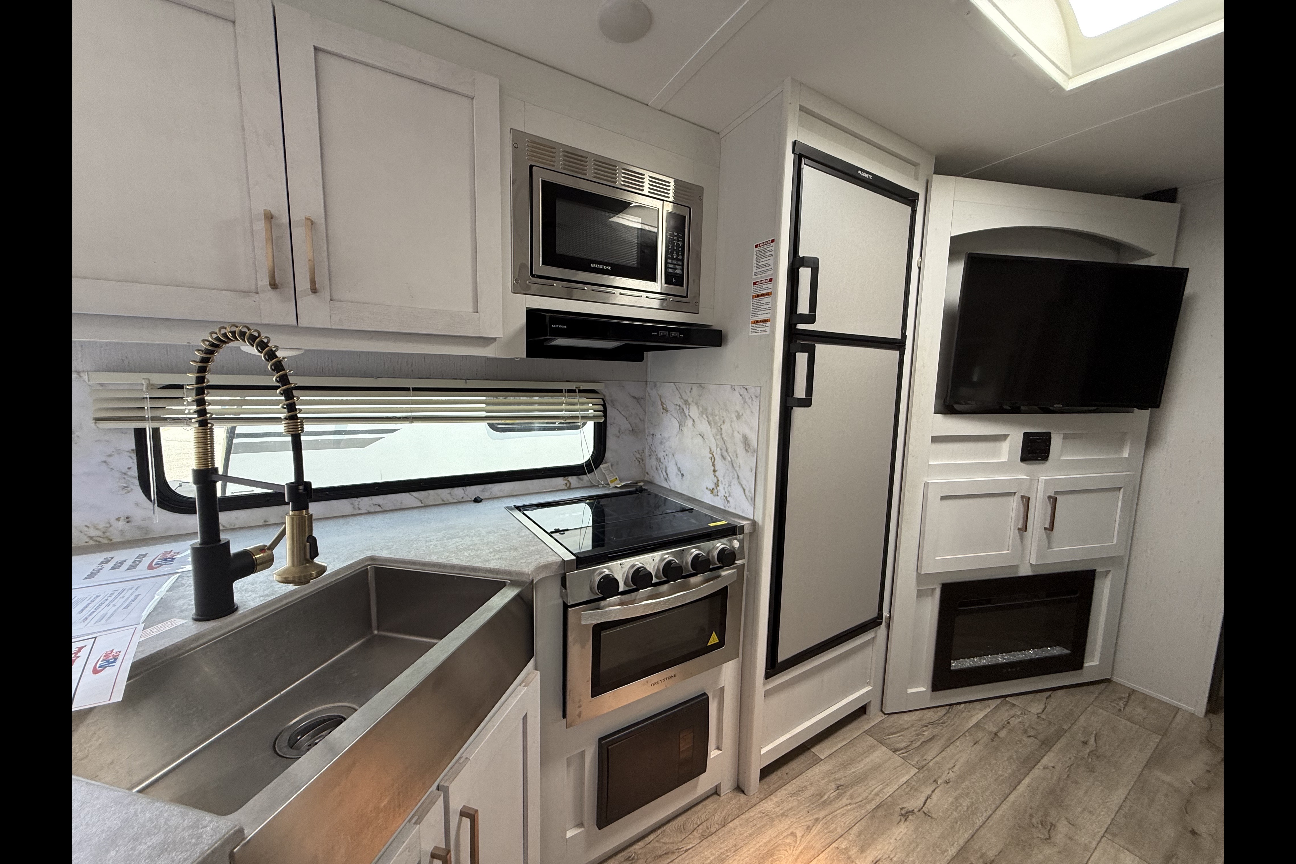 Barefoot Nation Rentals Astoria 2903BH Travel Trailer