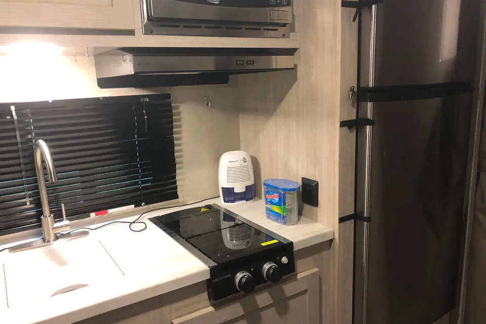 Reds Coachmen Catalina Summit Series 7 184BHS Travel Trailer