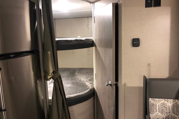 Reds Coachmen Catalina Summit Series 7 184BHS Travel Trailer
