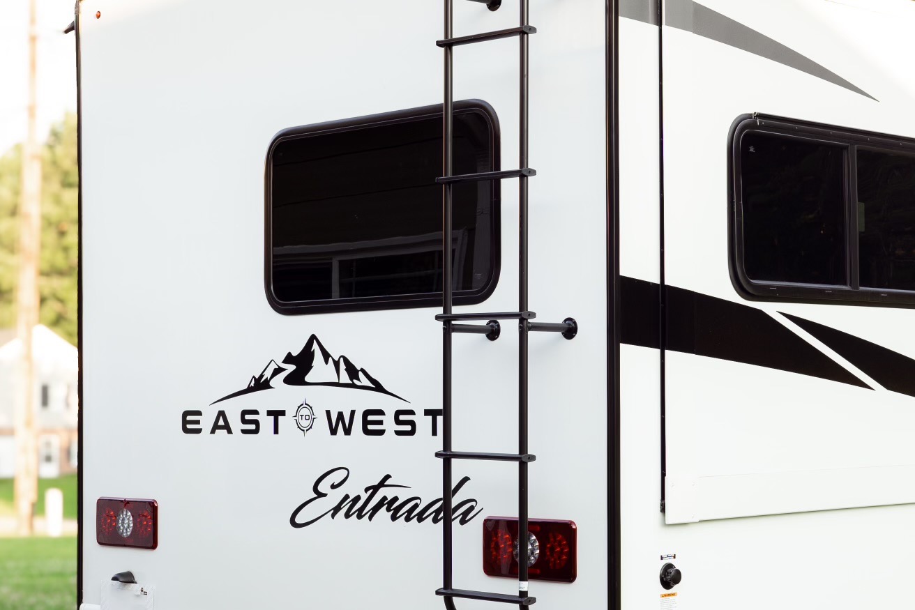 WILMA - East to West Entrada 2600DS Class C