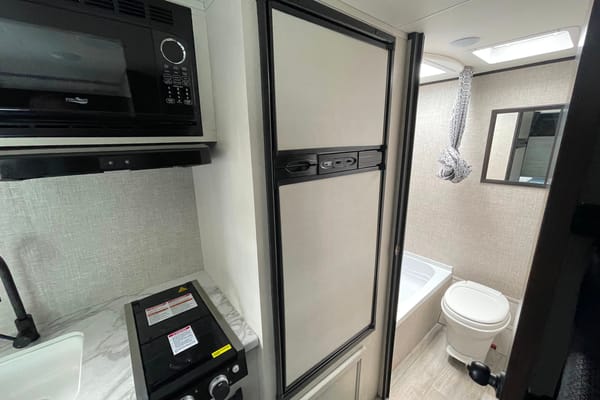 Kevin's Jayco – 3,500 lbs, Slide-Out, Easy Tow for Trucks & Some SUVs, Sleeps 6!