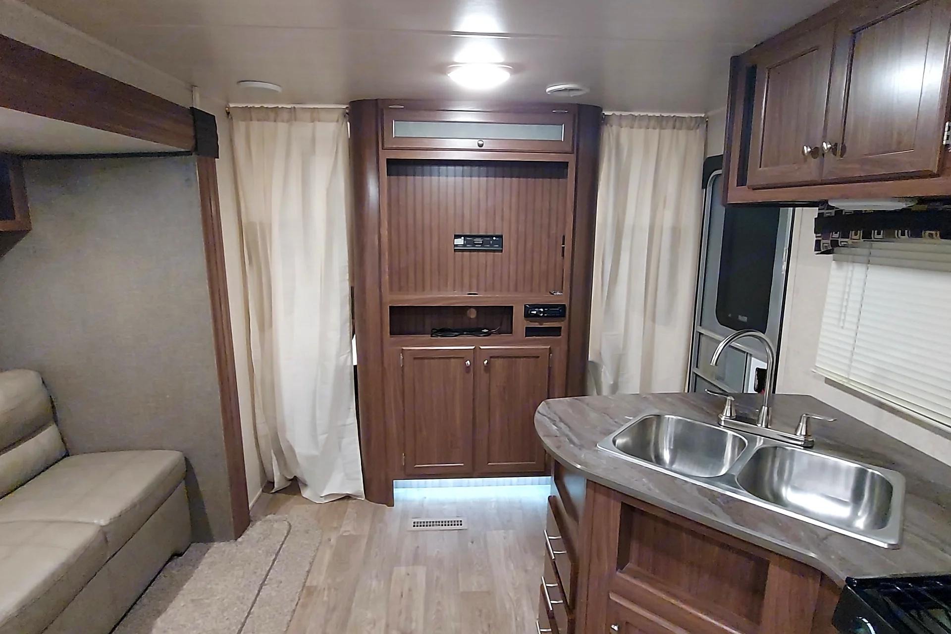 Heartland Prowler Lynx 35' 31LX Bunkhouse