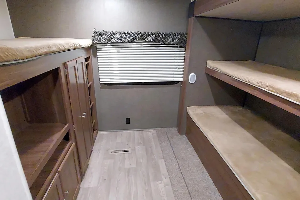 Heartland Prowler Lynx 35' 31LX Bunkhouse