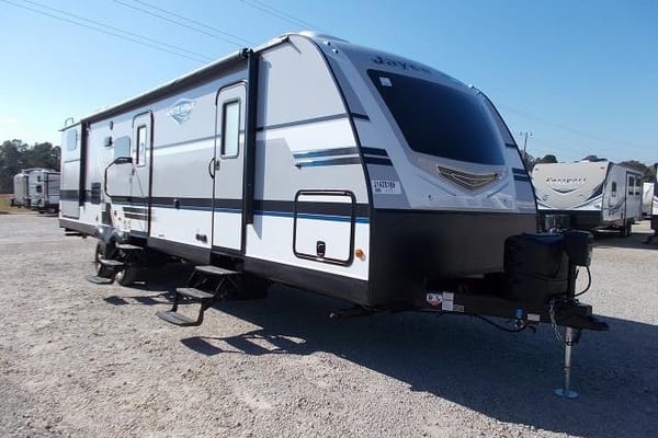 All you need to do is show up! Fully stocked, transported and set-up at your location, family friendly Jayco White Hawk 31’ Trailer!