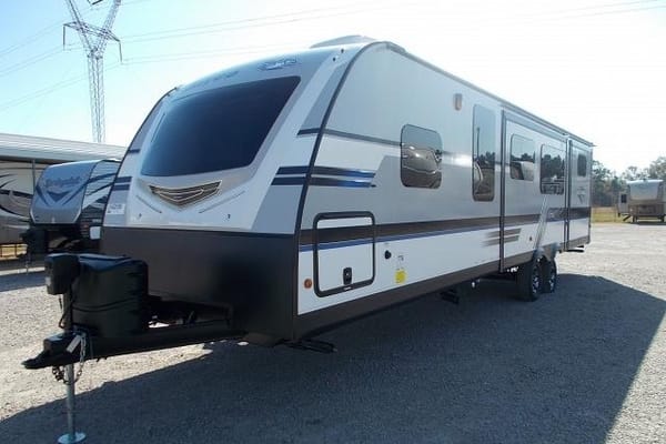 All you need to do is show up! Fully stocked, transported and set-up at your location, family friendly Jayco White Hawk 31’ Trailer!