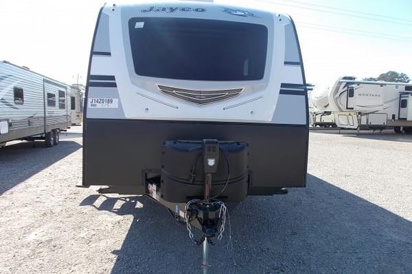 All you need to do is show up! Fully stocked, transported and set-up at your location, family friendly Jayco White Hawk 31’ Trailer!