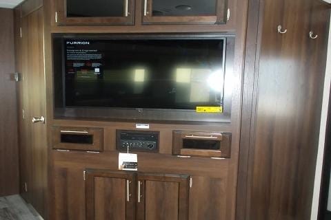 All you need to do is show up! Fully stocked, transported and set-up at your location, family friendly Jayco White Hawk 31’ Trailer!