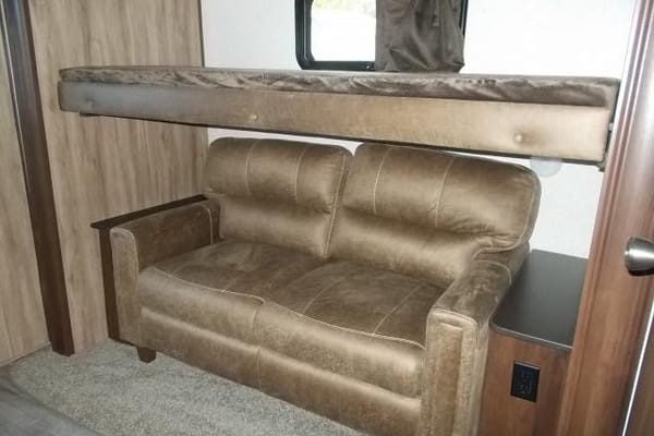 All you need to do is show up! Fully stocked, transported and set-up at your location, family friendly Jayco White Hawk 31’ Trailer!