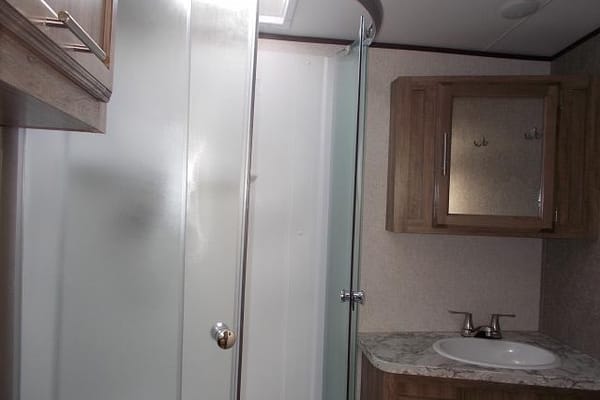 All you need to do is show up! Fully stocked, transported and set-up at your location, family friendly Jayco White Hawk 31’ Trailer!