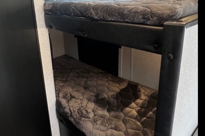 *TV, Solar, Bunkbeds..*