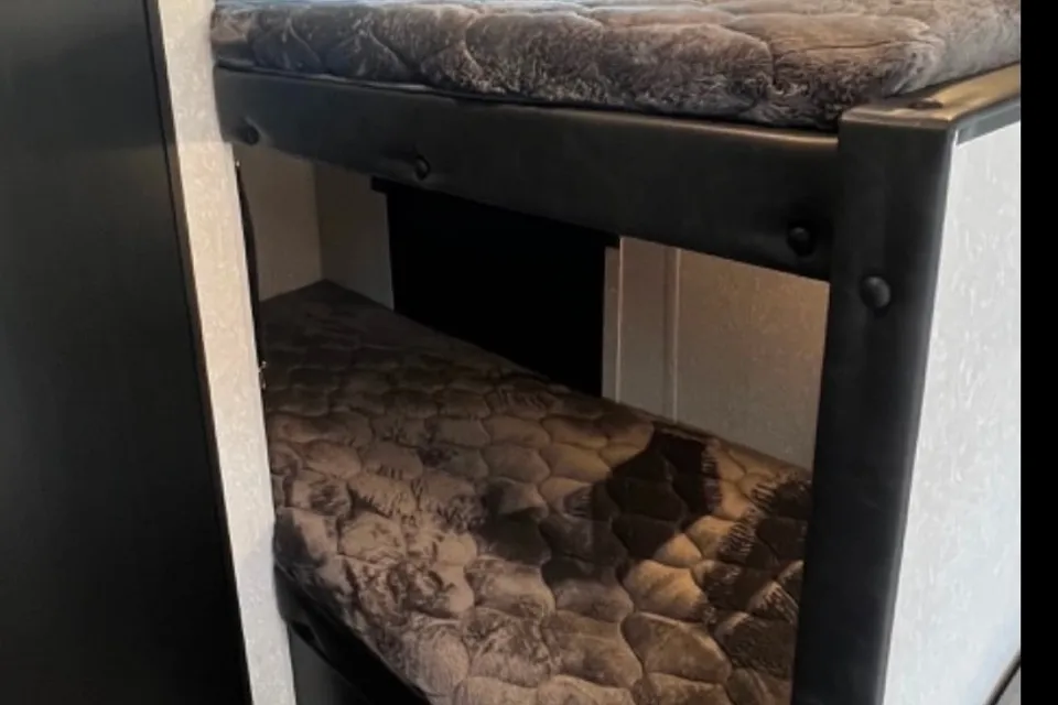 *TV, Solar, Bunkbeds..*