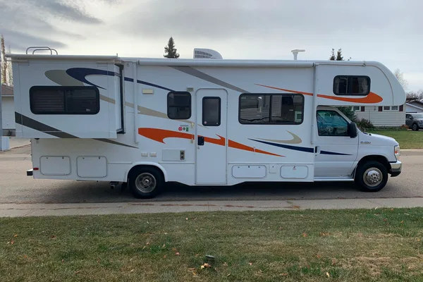 Little Missy's Forest River 2700DS Class C