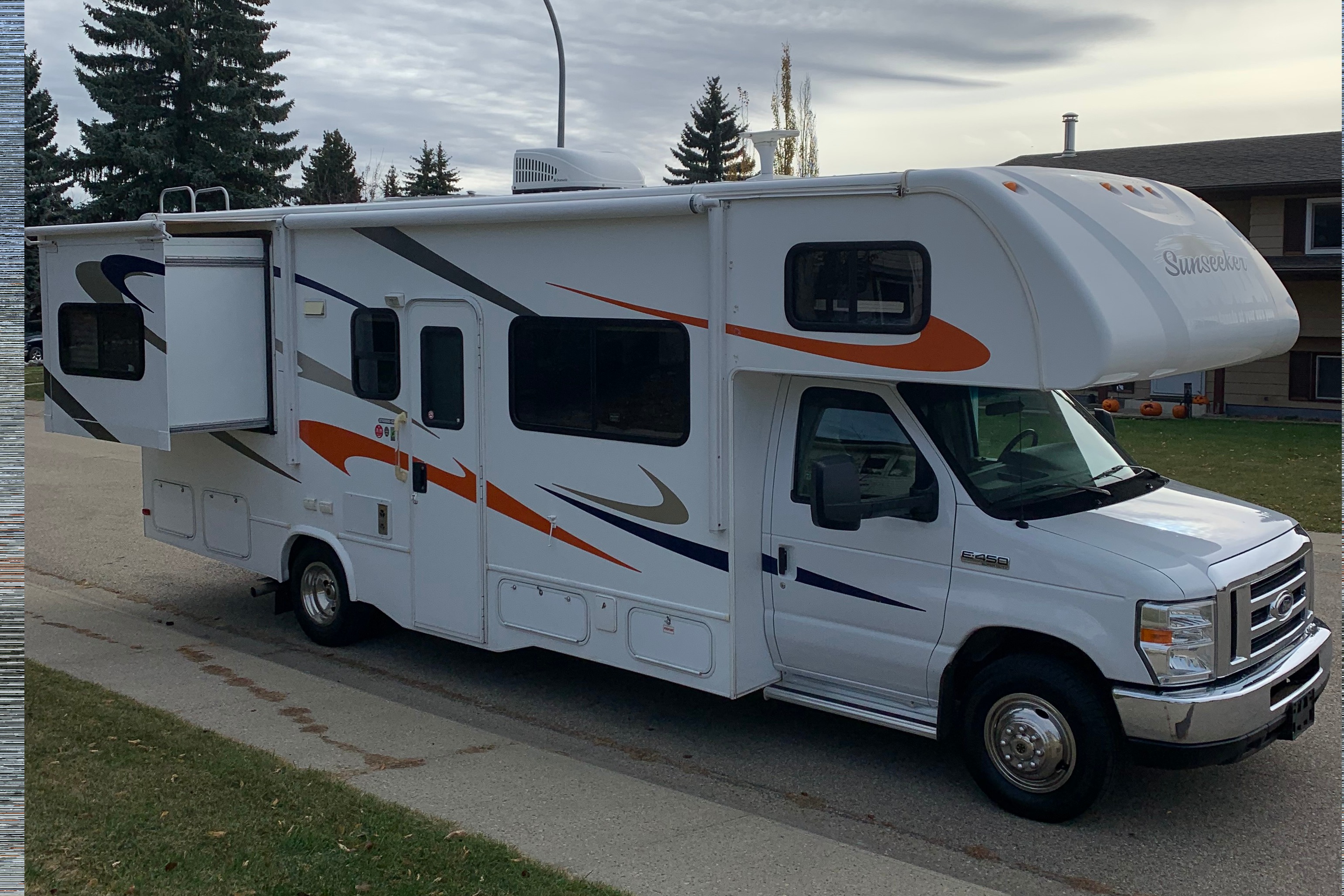 Little Missy's Forest River 2700DS Class C