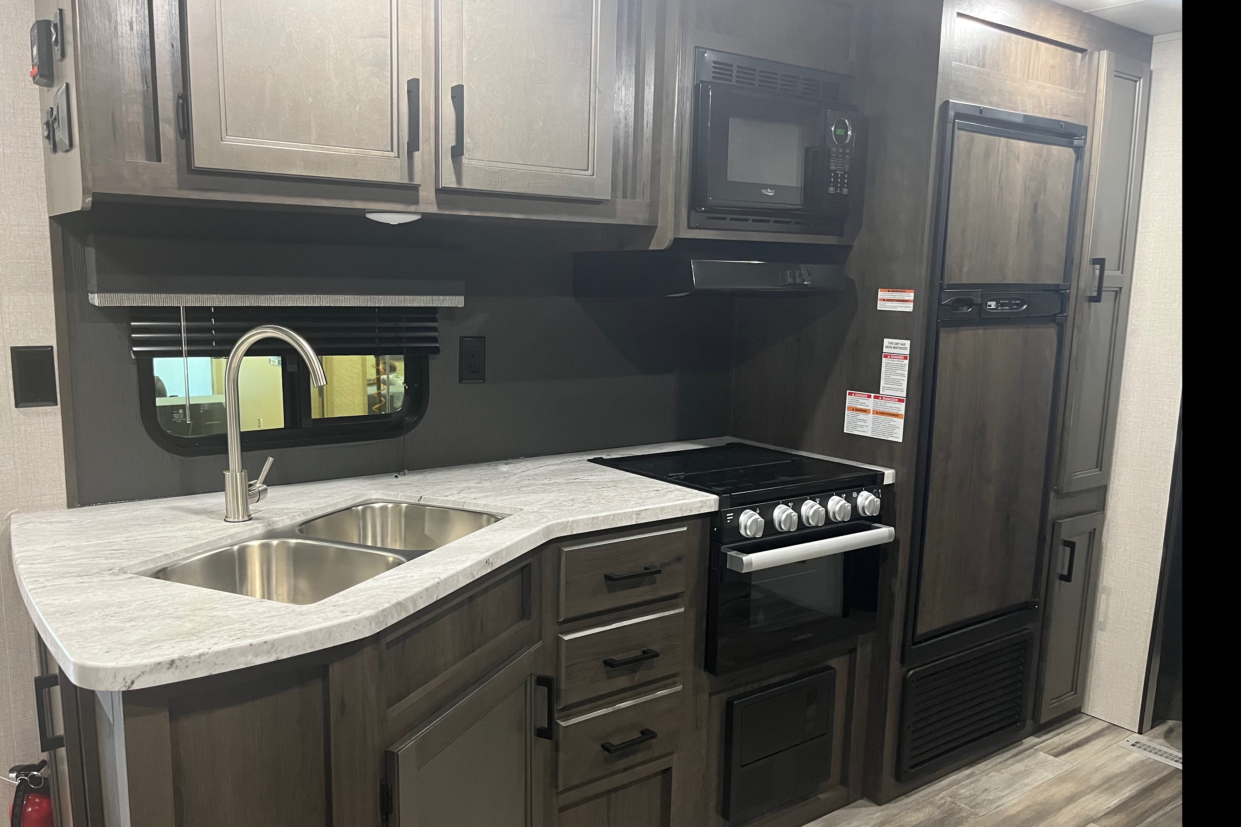 The Campbell's Starcraft 26BHS Travel Trailer