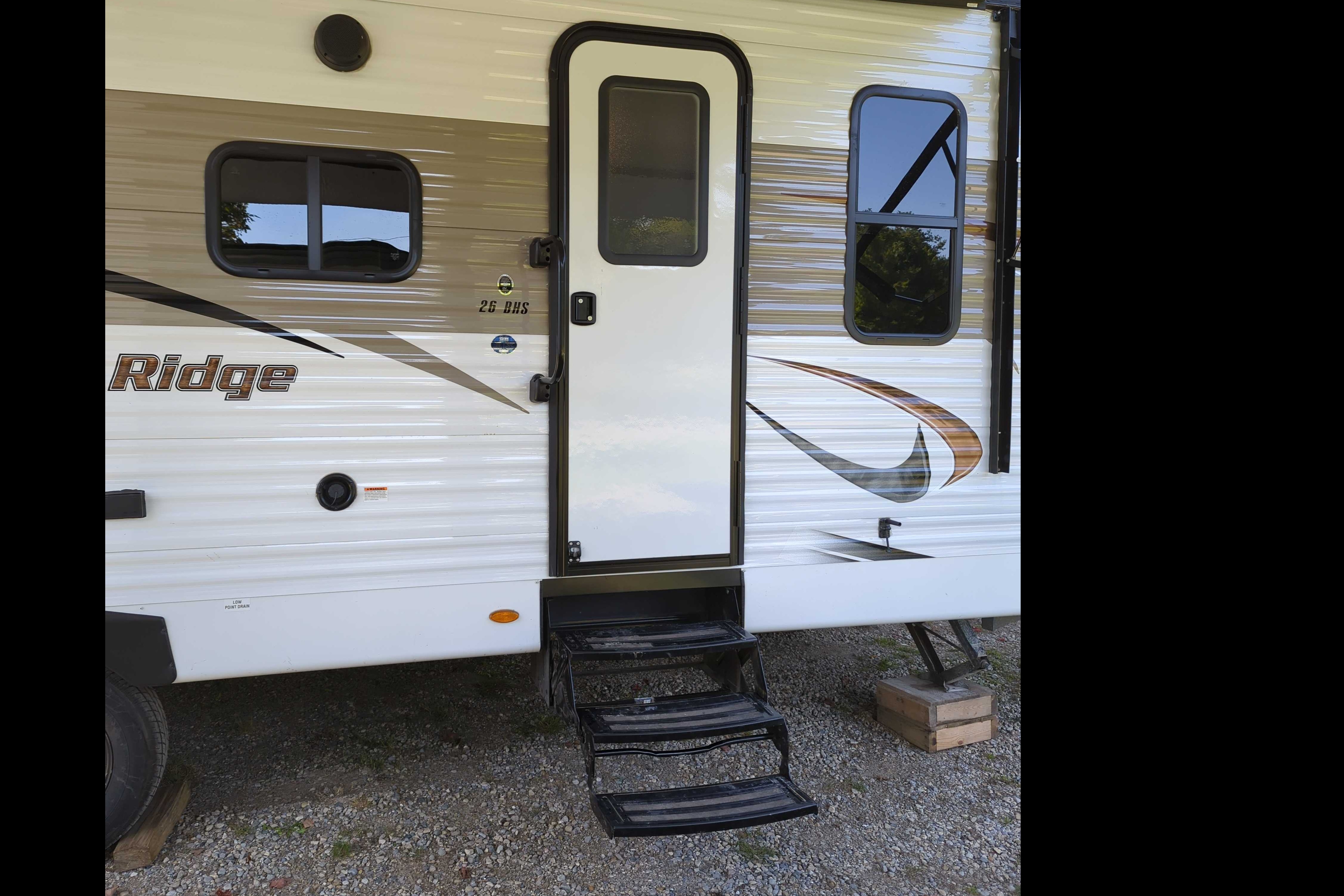 The Campbell's Starcraft 26BHS Travel Trailer