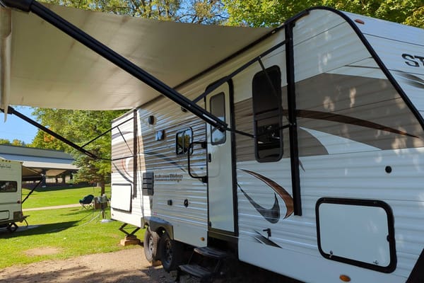 The Campbell's Starcraft 26BHS Travel Trailer