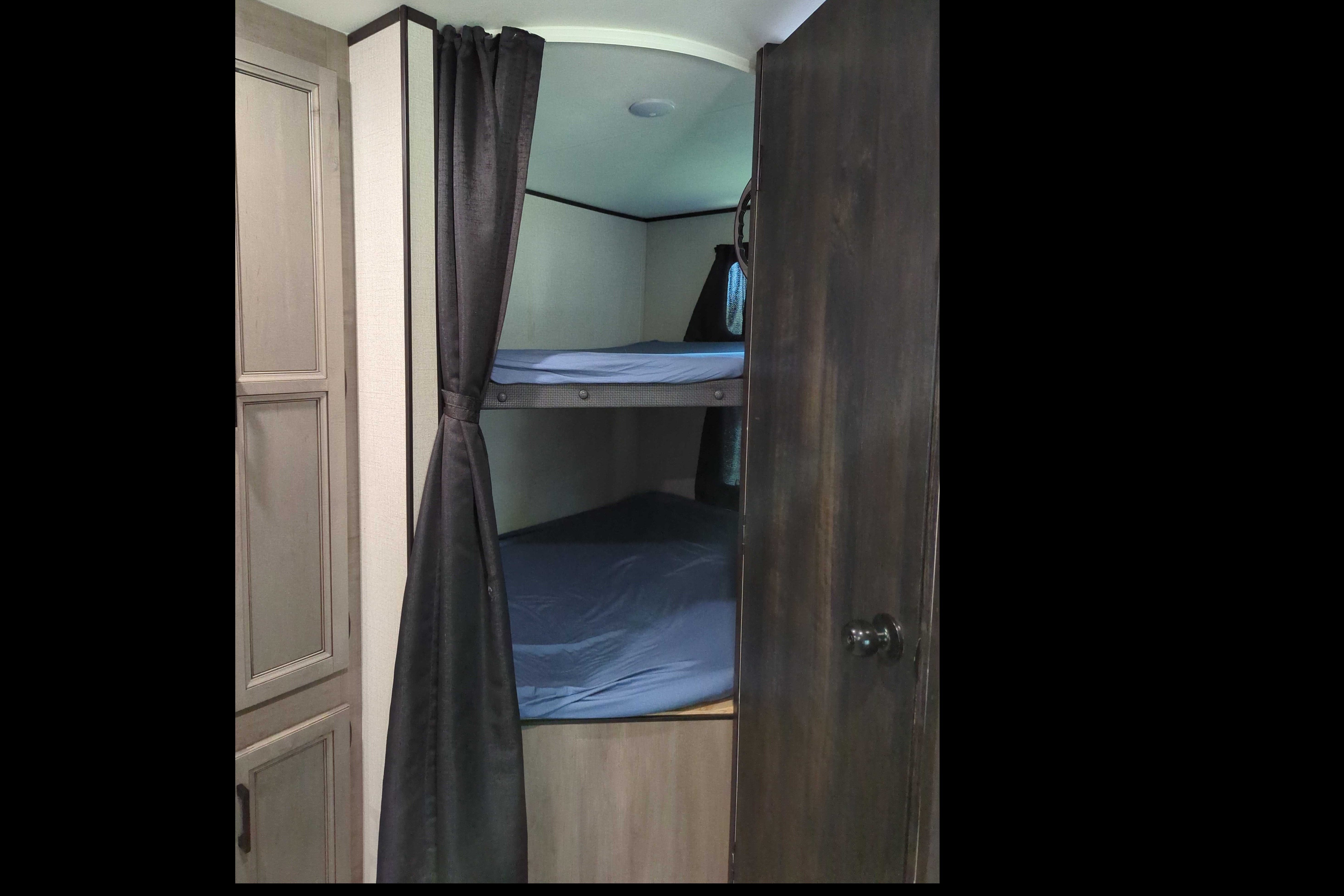 The Campbell's Starcraft 26BHS Travel Trailer