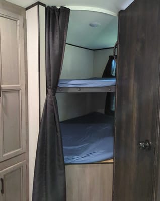 The Campbell's Starcraft 26BHS Travel Trailer
