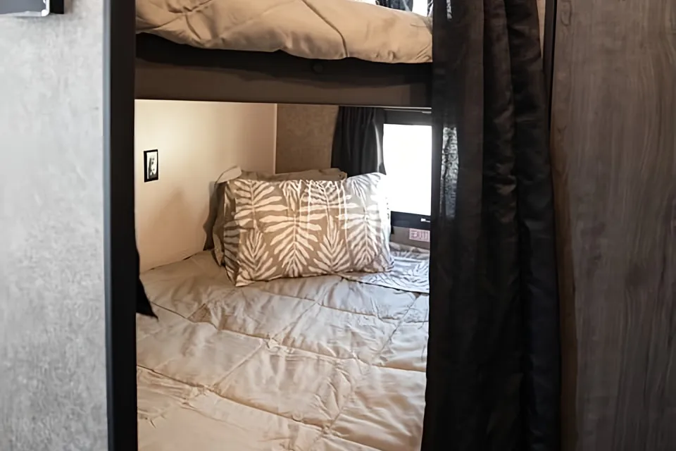 Clean & Fully Equipped Family Bunkhouse – Easy Setup Starcraft 26BH