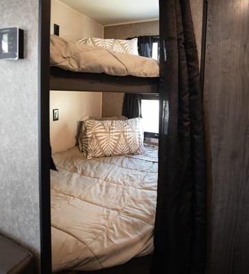 Clean & Fully Equipped Family Bunkhouse – Easy Setup Starcraft 26BH