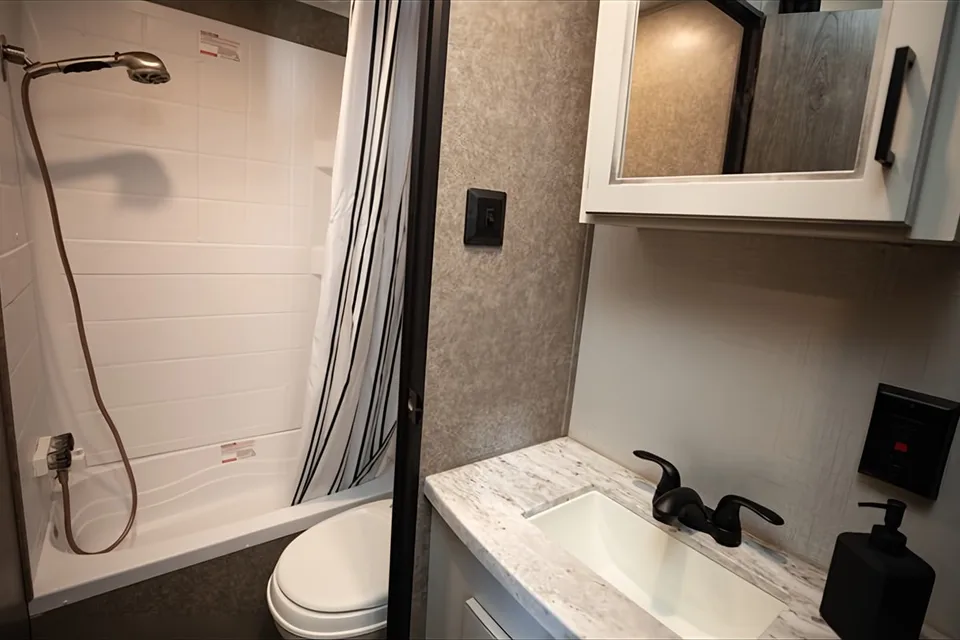 Clean & Fully Equipped Family Bunkhouse – Easy Setup Starcraft 26BH