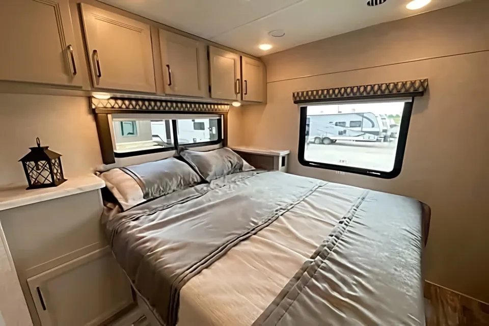 WiFi - LUXURIOUS - Sleeps 7 - Fits in State Parks